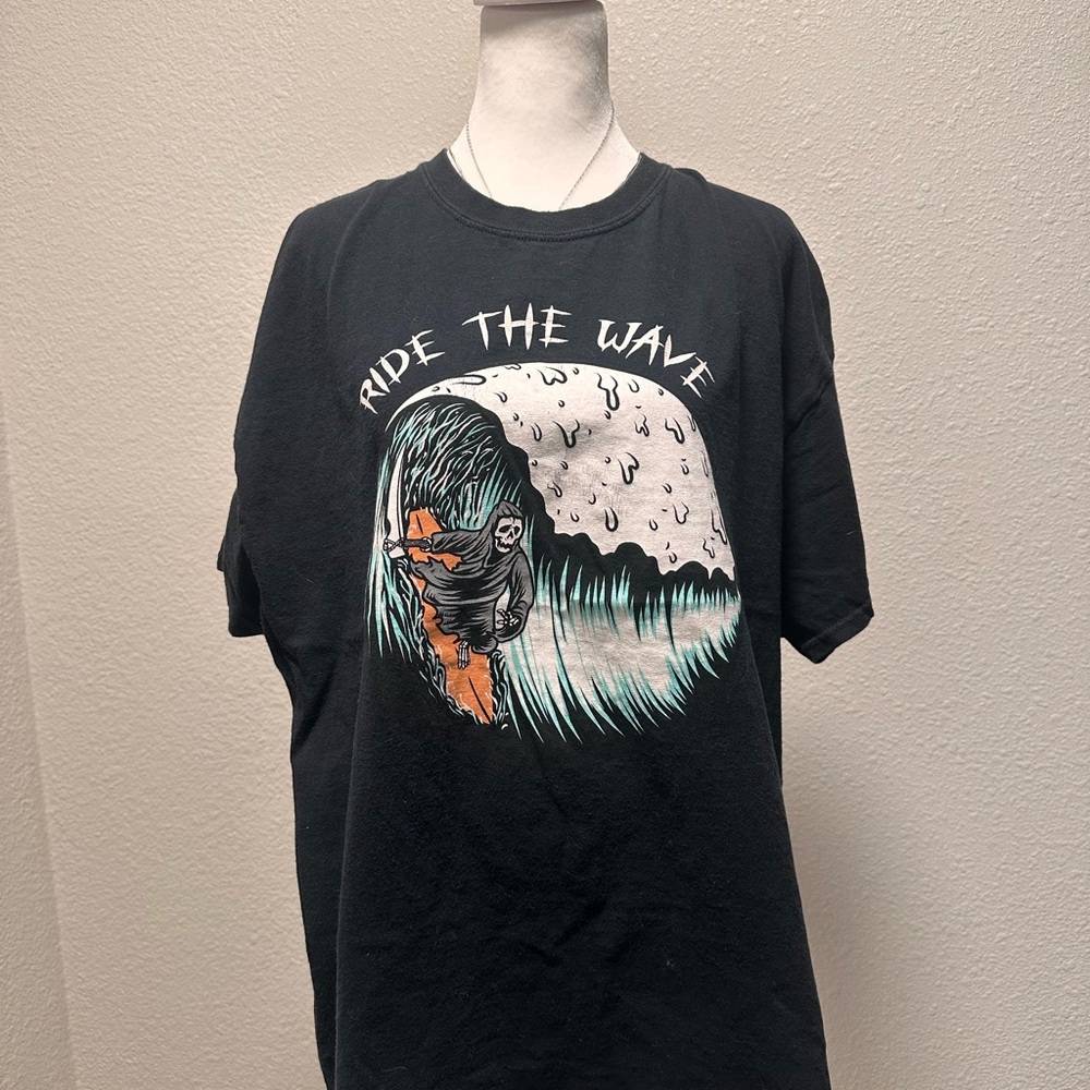 Black 'Ride the Wave' skull design Graphic short sleev size XL by thirty single